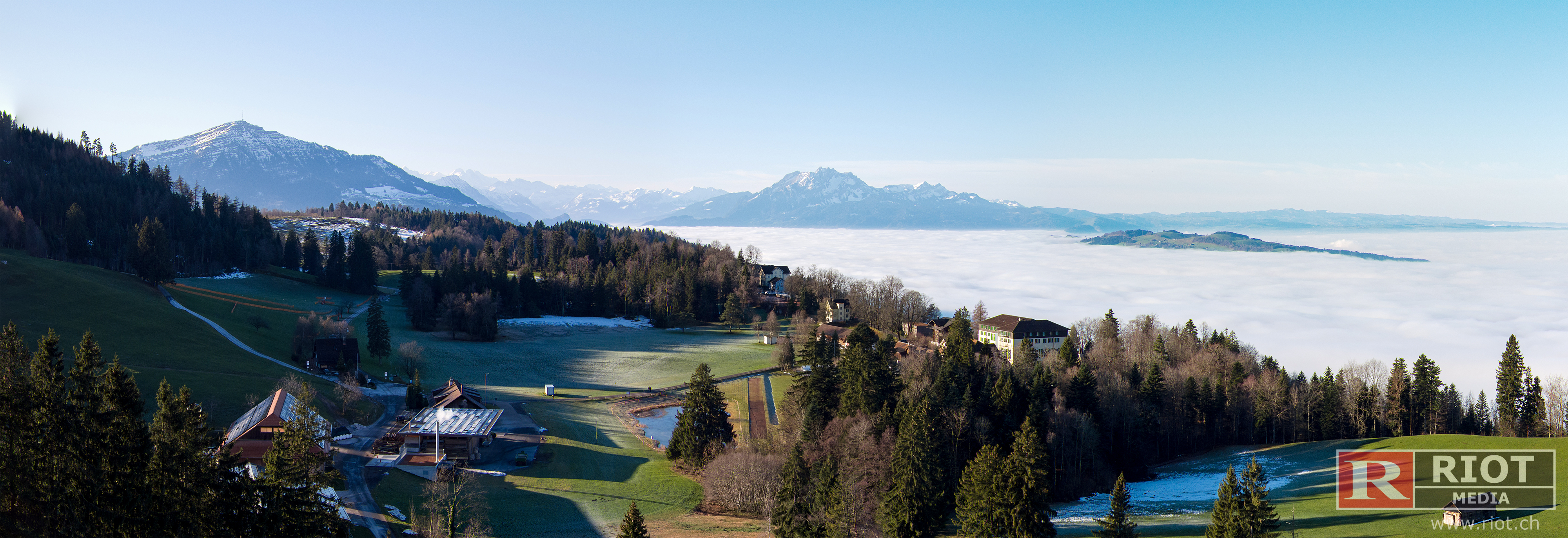 Luftaufnahme Zentralschweiz und Alpen mit Nebel