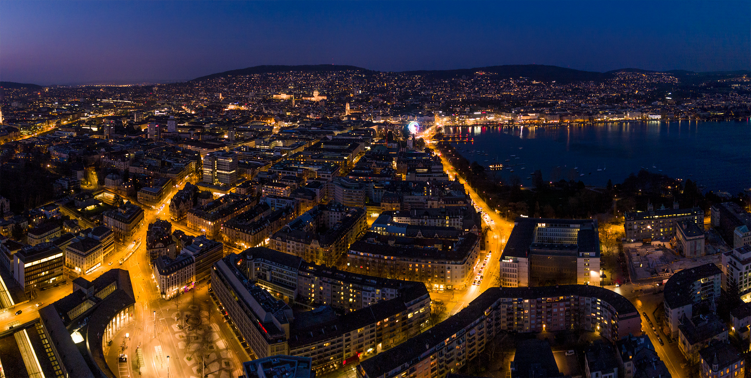 Luftaufnahe der Stadt Zürich bei Nacht aus Blickrichtung Zürich Enge